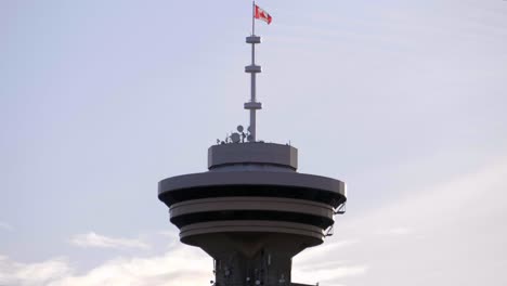 Bandera-Canadiense-Ondeando-En-La-Parte-Superior-De-La-Torre-Del-Centro-Del-Puerto-En-Vancouver