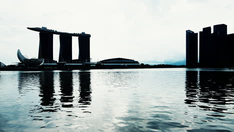 Silhouette-of-MBS-hotel-and-ArtScience-museum-at-Marina-Bay-on-a-quiet-cloudy-day