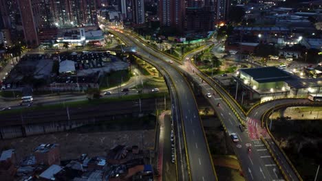 Vista-De-La-Ciudad-De-Medellin-Por-La-Noche,-Semáforo-Y-Semáforos