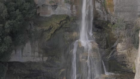 Wasserspritzer-An-Einem-Riesigen-Wasserfall-In-Spanien