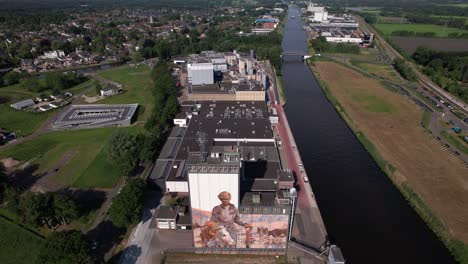 Revelación-Aérea-De-Los-Edificios-De-Almacenamiento-De-La-Fábrica-A-Lo-Largo-Del-Canal-Fluvial-Twentekanaal