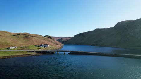 Atemberaubende-Brücke-über-Den-See-In-Schottland,-4K-Drohne
