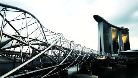 Langsames-Zoomen-In-Die-Helix-Bridge-Und-MBS-In-Singapur-Bei-Bewölktem-Himmel