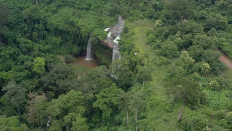 Touristenattraktion-Boti-Wasserfälle-In-Ghana,-Afrika
