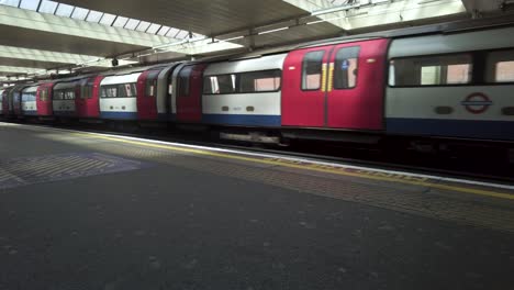 Tren-De-La-Línea-Jubilee-En-Dirección-Sur-Que-Llega-A-La-Plataforma-En-La-Estación-De-Finchley-Road-El-12-De-Mayo-De-2022