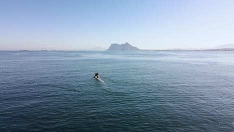 Navegando-En-El-Océano-Con-El-Peñón-De-Gibraltar-Al-Fondo