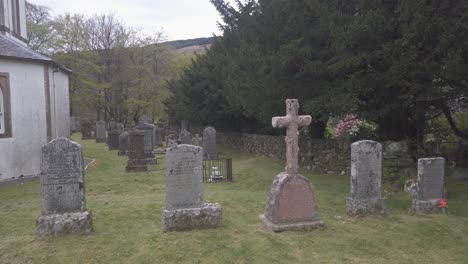 Viejas-Lápidas-En-El-Cementerio-De-La-Iglesia-De-Kilmorich