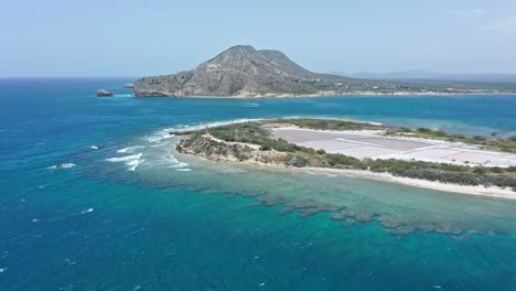 Malerische-Tropische-Insel-Key-In-Der-Karibik,-El-Morro-Im-Hintergrund