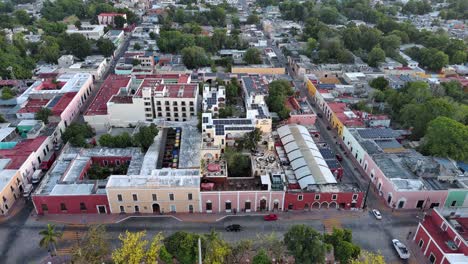 Luftdrohne-Fliegt-über-Valladolid,-Mexiko,-Gemeindezentrum,-Halbinsel-Yucatan,-Erstklassige-Aussicht
