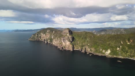 Bahía-De-Islas-Escarpado-Acantilado-Volando-Hacia-Las-Montañas-De-Nueva-Zelanda