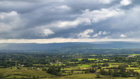 Zeitraffer-Einer-Ländlichen-Agrarlandschaft-Mit-Grasfeldern-Und-Hügeln-Während-Eines-Vorüberziehenden-Stürmischen-Regentages-In-Irland