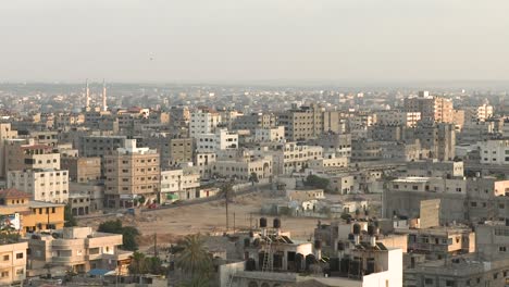 Weitwinkelaufnahme-Von-Gaza,-Dicht-Besiedeltes-Gebiet-Mit-Türmen-Einer-Moschee-Im-Hintergrund