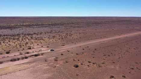 Un-Auto-Conduciendo-Rápido-Por-El-Desierto-Rojo-De-Namibia,-Girando-En-La-Arena