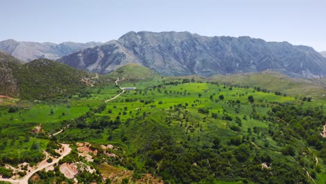 Paisaje-Montañoso-Cerca-Del-Pueblo-De-Pilur,-En-Hilmare,-Albania
