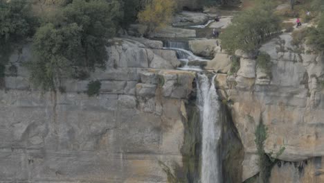 Riesiger-Wasserfall-Auf-Einem-Felshügel-In-Spanien-Mit-Menschen-In-Der-Nähe