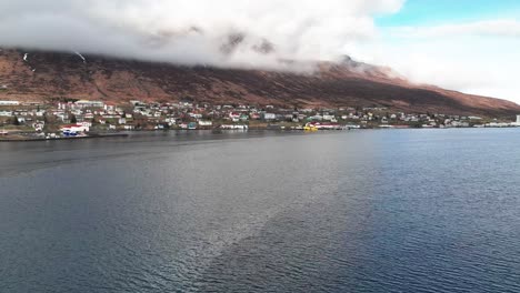Clouds-Setting-In-The-Mountains-Over-Faskrudsfjordur-Town-In-East-Iceland---Hyperlapse