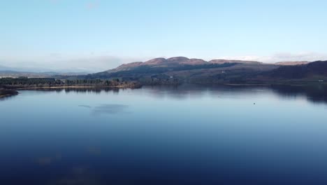 Lake-with-Ben-Lomond-mountain-in-background,-Scotland