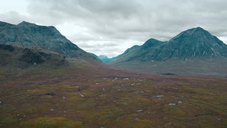 Atemberaubende-Bergkette-In-Schottland-4K-Drohne
