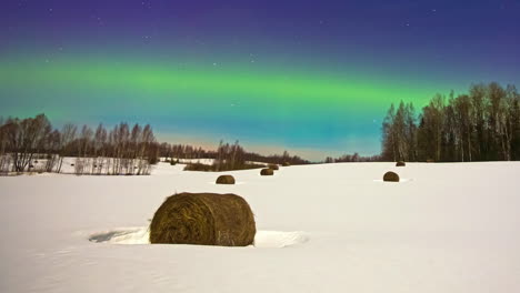 Erstaunliche-Aurora-Borealis-Im-Winter-Auf-Einem-Verschneiten-Bauernhoffeld