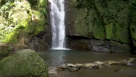 Fallende-Kante-Wasserfälle-St.-Andrew,-Jamaika
