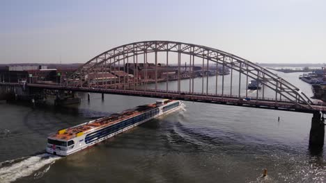 Luftaufnahme-Des-Kreuzfahrtschiffes-„Spirit-Of-The-Donau“,-Das-Unter-Der-Brücke-über-De-Noord-Hindurchfährt