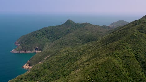 Dron-Aéreo-Vuela-Sobre-La-Costa-Del-Mar-Big-Wave-Bay,-Sai-Kung,-Hong-Kong