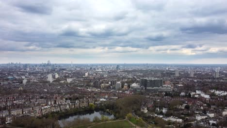 Große-Panorama-Luftaufnahme,-Die-An-Einem-Bewölkten,-Bewölkten-Tag-Nach-Links-über-Das-Londoner-Stadtbild-Schwenkt