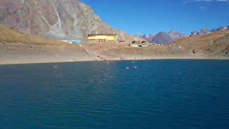 Vista-Aérea-Del-Carro-De-Kayaks-En-La-Laguna-Del-Inca,-Hotel-Portillo-Entre-Las-Montañas-De-Los-Andes-Chilenos,-Día-Soleado