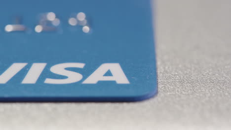 Schieberegler-Direkt-über-Das-Auf-Einer-Kreditkarte-Geschriebene-Visum