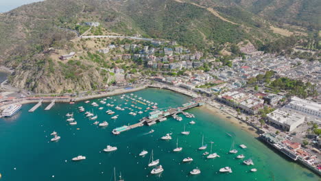 Aerial-Drone-Footage-of-Bright-Turquoise-Waters-of-Catalina-Island,-Channel-Islands-Tourist-Destination-as-Seen-from-the-Sky