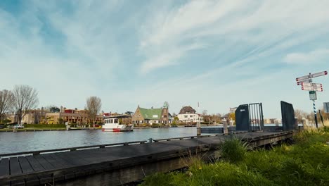 Un-Pequeño-Ferry-Que-Cruza-El-Río-Spaarne-En-Haarlem-Y-Lleva-Pasajeros-A-Través-Del-Agua