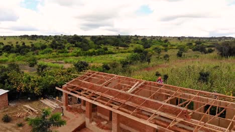 Dachkonstruktion-Eines-Backsteinhauses-In-Einem-Afrikanischen-Dorf,-Luftaufnahme