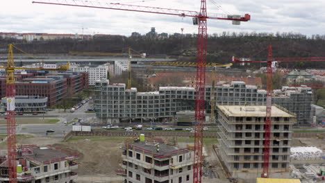 Turmdrehkrane-Auf-Der-Baustelle-Mit-Bürogebäuden-In-Der-Prager-Stadt