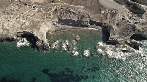 Antiguas-Ruinas-Junto-Al-Acantilado-Dan-A-Las-Aguas-Mediterráneas-Azul-Turquesa