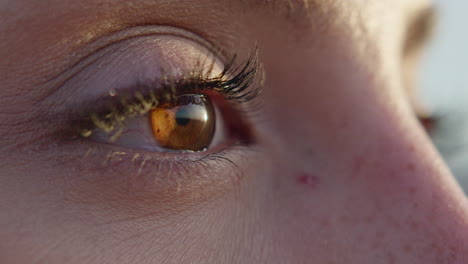 Extreme-Nahaufnahme-Eines-Weiblichen-Karamellbraunen-Auges,-Das-Mit-Tränen-Und-Unterschiedlichen-Emotionen-Blickt
