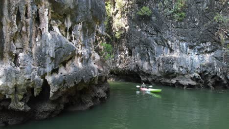 Ein-Kajakfahrer-Paddelt-Auf-Einem-Fluss-In-Ao-Thalane-Krabi,-Thailand,-Umgeben-Von-Kalksteinfelsen-Und-Bergen