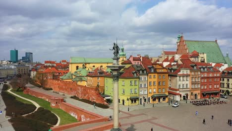Aerial-view-around-the-Kolumna-Zygmunta-statue-in-Old-town,-Warsaw,-sunny-Poland---circling,-drone-shot