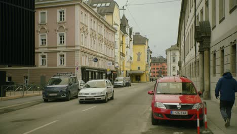 Straße-In-Innsbruck,-Mit-Hotel,-Alten-Gebäuden-Und-Geparkten-Autos
