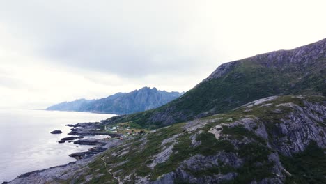 Fliegen-An-Der-Küste-Von-Norwegen-Mit-Blick-Auf-Das-Meer,-Die-Berge-Und-Norwegen