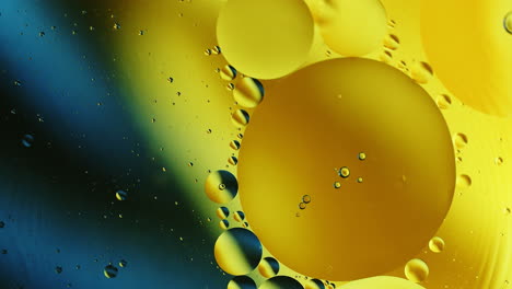 Echte-Nahaufnahmen-Von-Ölblasen-In-Der-Wasserrotation-Mit-Abstraktem-Mischhintergrund-Mit-Farbverlauf