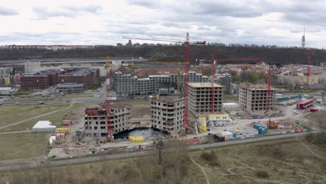 Baustelle-Mit-Turmdrehkranen-In-Der-Stadt-Prag,-Dahinter-Autoverkehr