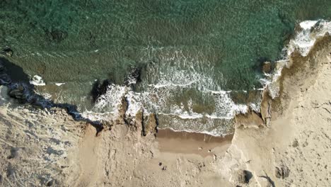 Glitzernde,-Kristallklare-Wellen-Rollen-Sanft-Auf-Den-Einsamen-Strand-In-Griechenland