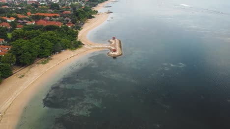 Wunderschöner-Filmischer-Sanur-Strand,-Bali-Drohnenaufnahmen-Mit-Interessanter-Landschaft,-Fischerbooten-Und-Ruhigem-Wetter