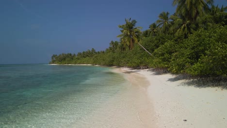 Drone-Volando-Sobre-La-Costa-Maldiva-Con-Muchos-árboles-Verdes-Contra-Un-Cielo-Tormentoso