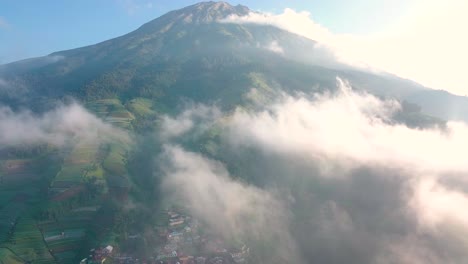 Nepal-Van-Java-Vuelo-A-Través-De-La-Niebla