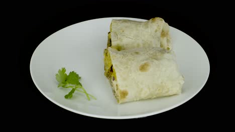 Comida-Mexicana-En-Un-Plato-Giratorio.-Burrito-Chilaquile