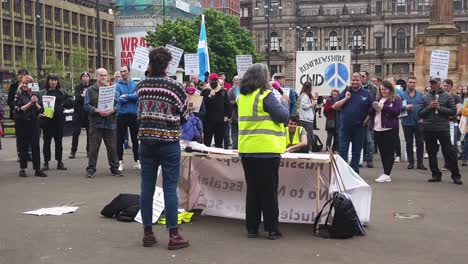 Zeitlupe-Eines-Jungen-Demonstranten,-Der-Bei-Einer-Pro-Ukraine-Kundgebung-In-Glasgow-Spricht