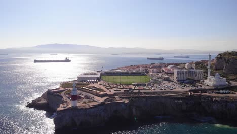 Luftaufnahme-Von-Europa-Point-Mit-Der-Malerischen-Straße-Von-Gibraltar-Im-Hintergrund-An-Einem-Sonnigen-Tag