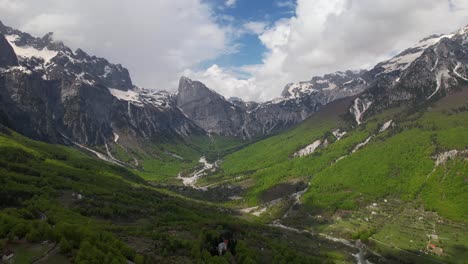 Hermoso-Valle-Con-Bosques-Verdes-Y-Altas-Montañas-Alpinas-Rocosas