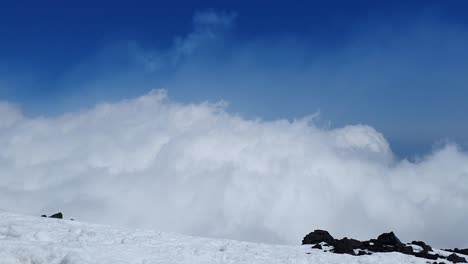 Zeitraffer-Sich-Schnell-Bewegender-Wolken-In-Der-Nähe-Des-Vulkans-Ätna-Auf-Der-Insel-Sizilien-In-Italien,-Sonniges-Wetter,-Blauer-Himmel